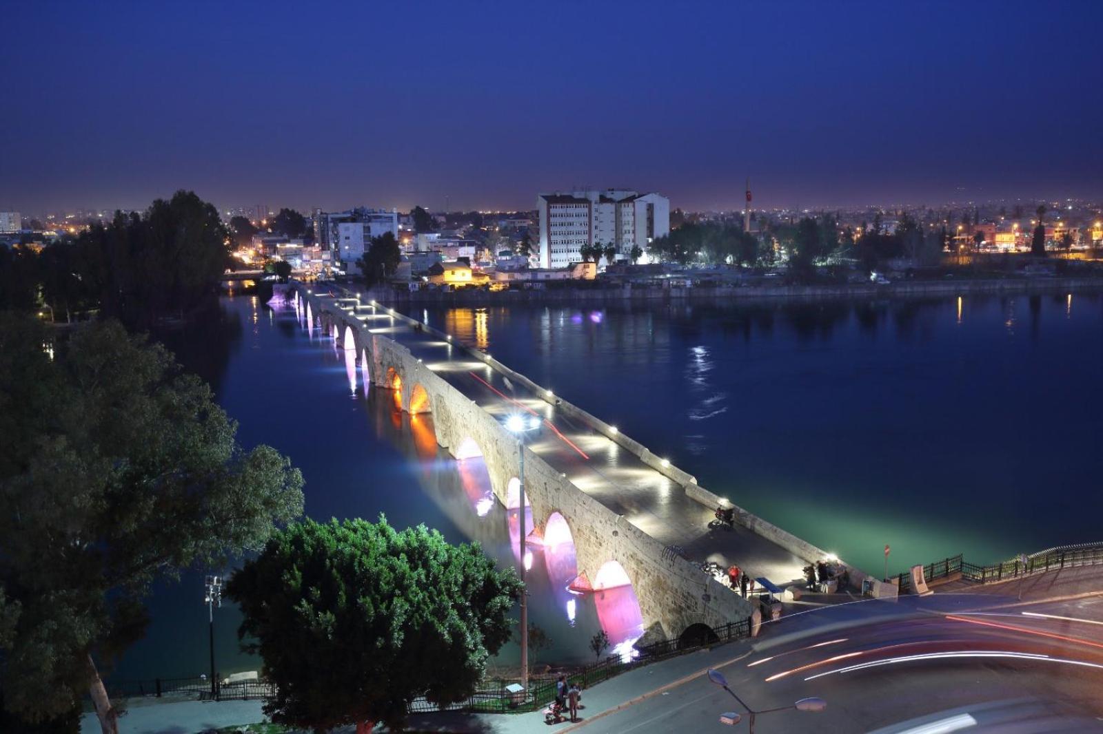Adana Taskoeprue Hotel Kültér fotó