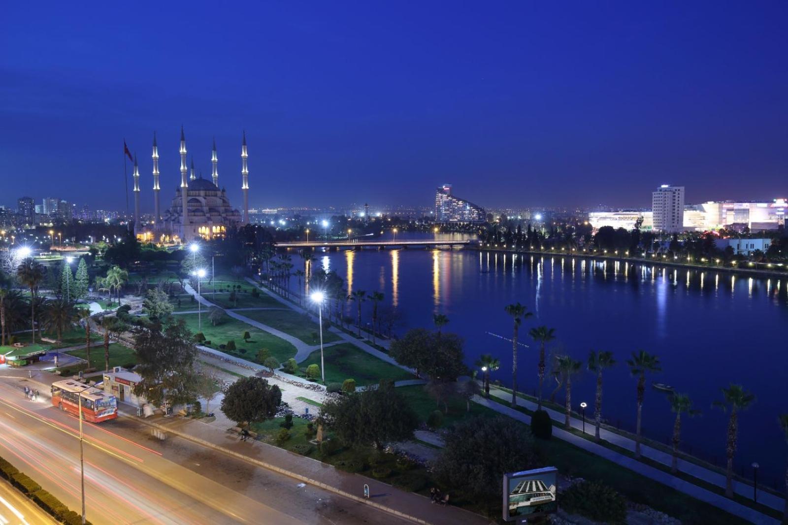 Adana Taskoeprue Hotel Kültér fotó